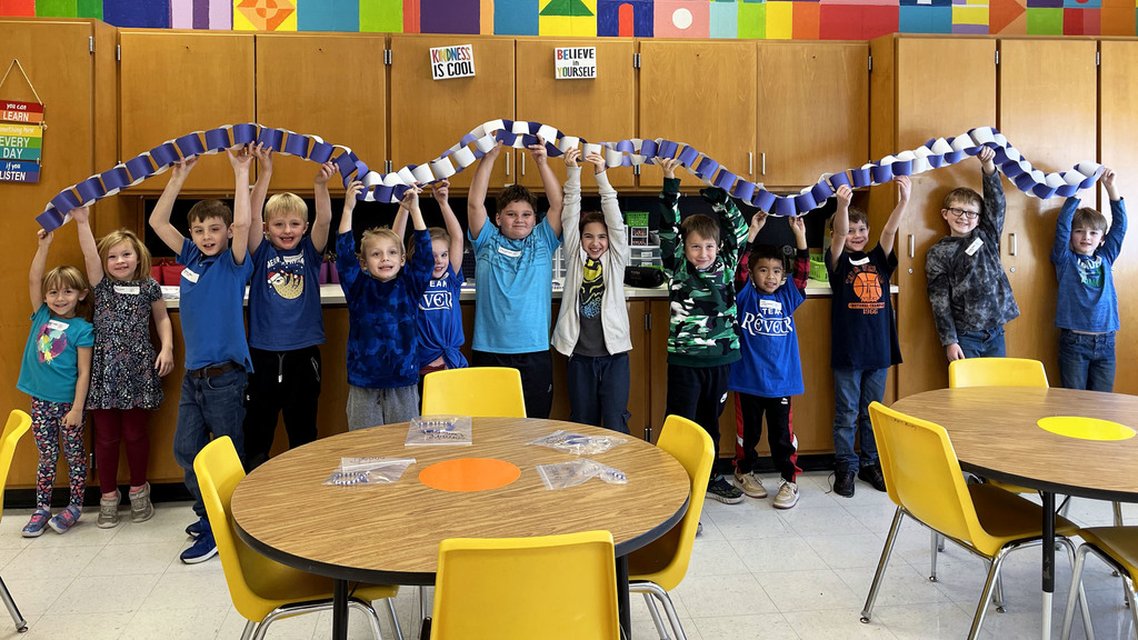 Students in Rêveur held up a chain made in their house colors